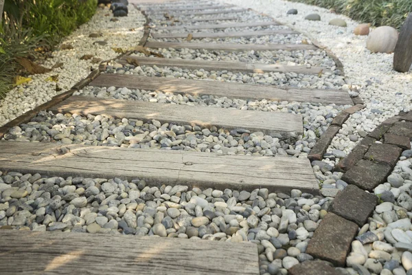 bahçede geçit üzerinde taş