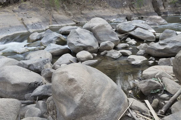 taş dere içinde su akışı