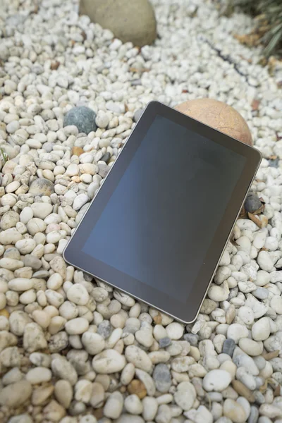 Tablet digital em pedra — Fotografia de Stock