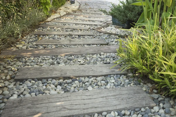 bahçede geçit üzerinde taş