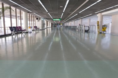 Havaalanı terminal binası koridorunda