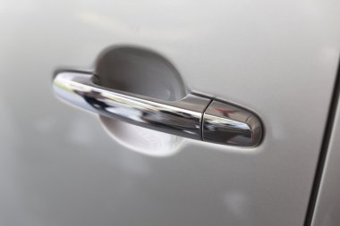 Kapı kolu gri araba