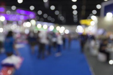 Sergi Salonu binada insanlar, arka plan bulanıklık