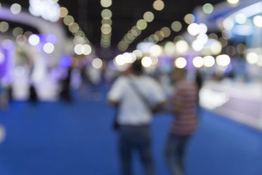 Sergi Salonu binada insanlar, arka plan bulanıklık