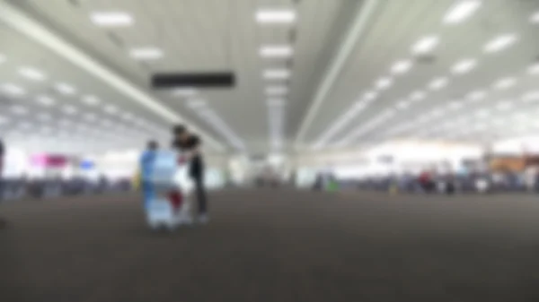 人们在机场航站楼，模糊背景 — 图库照片