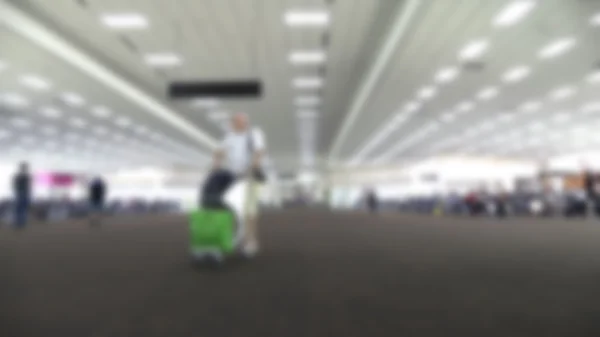 Люди в терміналі аеропорту, розмитий фон — стокове фото