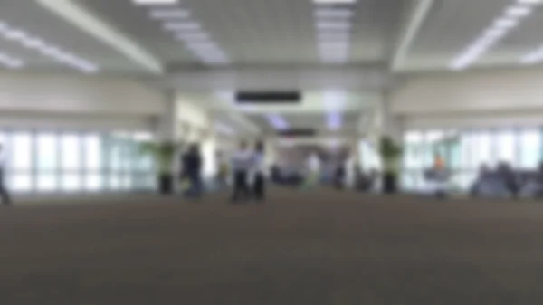 Persone nel terminal dell'aeroporto, sfondo sfocato — Foto Stock