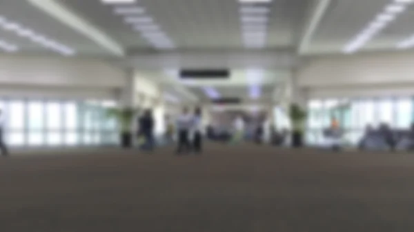 Personnes dans le terminal de l'aéroport, fond flou — Photo