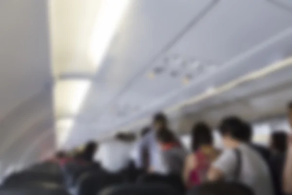 Personas caminando en el pasillo en aviones, fondo borroso — Foto de Stock