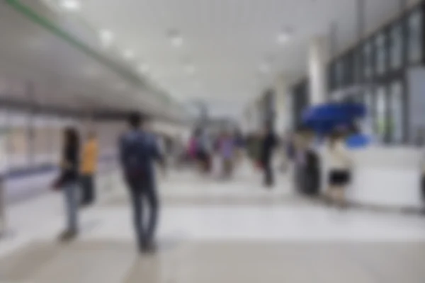 Az emberek a repülőtér terminál, életlenítés háttér — Stock Fotó