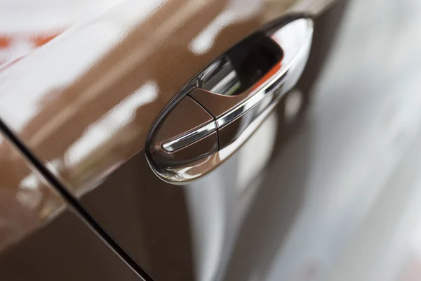 Дверна ручка коричневого автомобіля — стокове фото