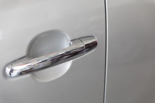 Дверная ручка серого автомобиля — стоковое фото