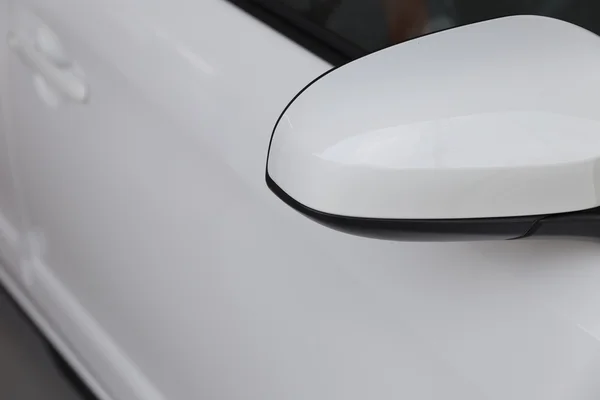 Rückspiegel von weißem Auto — Stockfoto