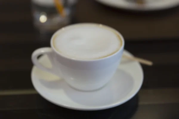 Kopp varm latte kaffe med bokeh ljus, oskärpa bakgrund — Stockfoto