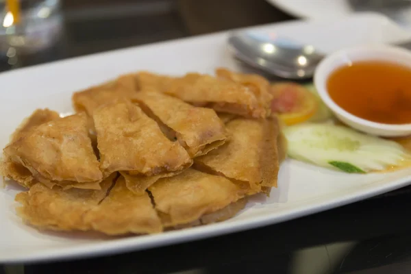 Torta di gamberi fritti con salsa agrodolce, messa a fuoco selettiva — Foto Stock