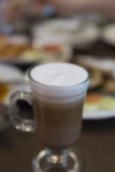 Kopp varm cappuccino kaffe med bokeh ljus, oskärpa bakgrund — Stockfoto