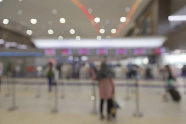 Mensen in de terminal van de luchthaven, achtergrond wazig — Stockfoto