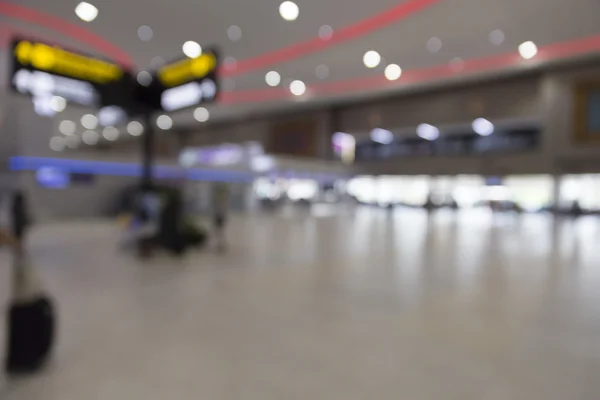 Mensen in de terminal van de luchthaven, achtergrond wazig — Stockfoto