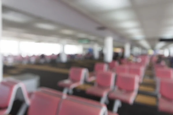 Mensen in de terminal van de luchthaven, achtergrond wazig — Stockfoto