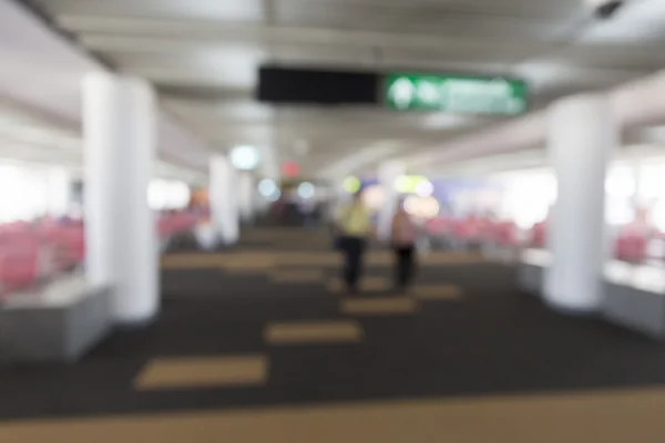 人们在机场航站楼，模糊背景 — 图库照片