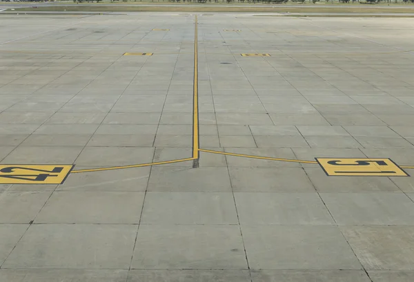 Estacionamento de avião no aeroporto — Fotografia de Stock