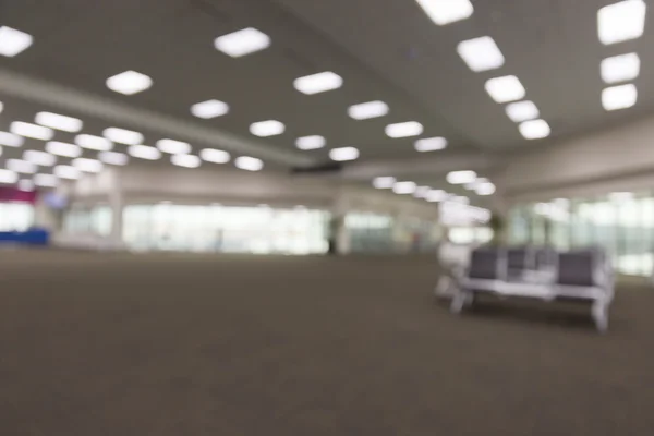 Az emberek a repülőtér terminál, életlenítés háttér — Stock Fotó