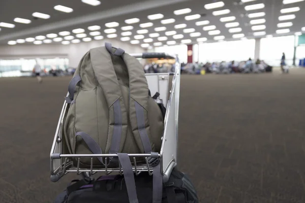 Sac à dos sur chariot dans le terminal de l'aéroport — Photo