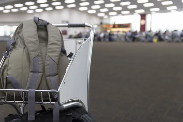 Sac à dos sur chariot dans le terminal de l'aéroport — Photo