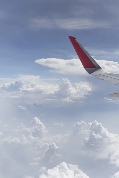 Αεροπλάνο πτέρυγα και cloudscape στο μπλε του ουρανού — Φωτογραφία Αρχείου
