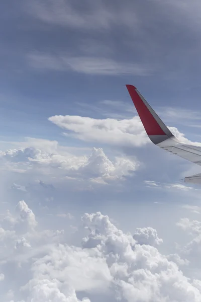 Asa do avião e paisagem nublada no céu azul — Fotografia de Stock