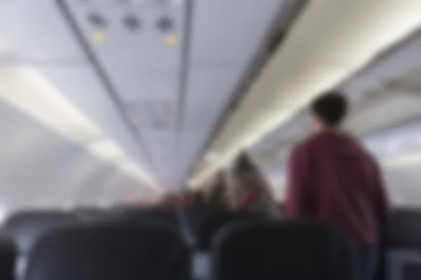 Personas caminando en el pasillo en aviones, fondo borroso — Foto de Stock