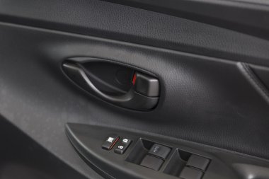 Yeni araba içinde kapı kolu