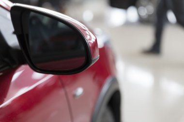 kırmızı araba arka ayna