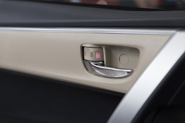 Yeni araba içinde kapı kolu