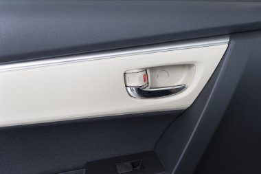 Yeni araba içinde kapı kolu