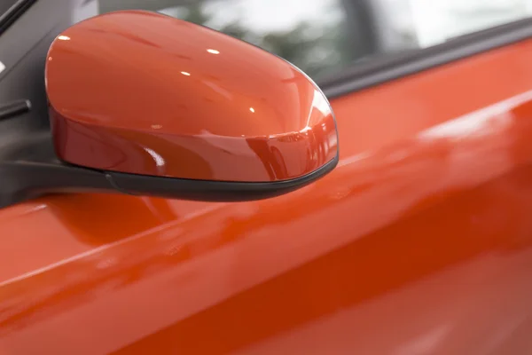 Espejo trasero de coche naranja — Foto de Stock