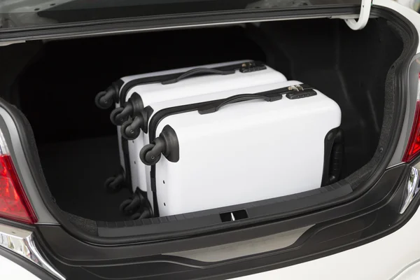 Bagagem no porta-malas do carro para viajar conceito — Fotografia de Stock