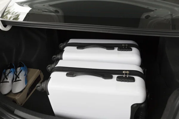 Bagaż w bagażniku samochodu dla podróżujących koncepcja — Zdjęcie stockowe