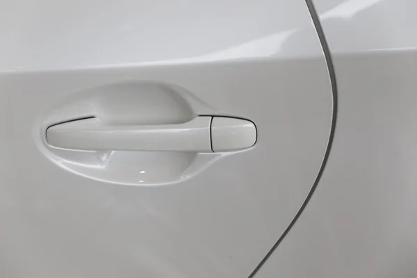Yeni beyaz arabanın kapı kolu — Stok fotoğraf