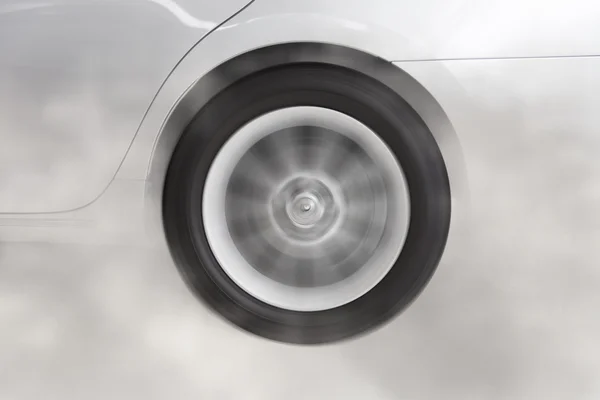Drijven en rookvrije wiel van nieuwe witte auto — Stockfoto