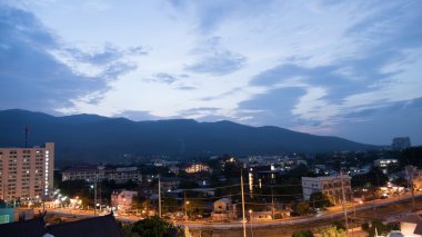 Dağ Manzaralı, cityscape ve akşam yolda trafik 