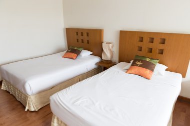 yastık ve yatak otel odasında