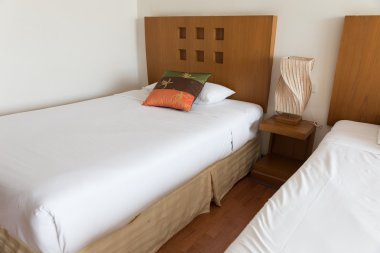 yastık ve yatak otel odasında
