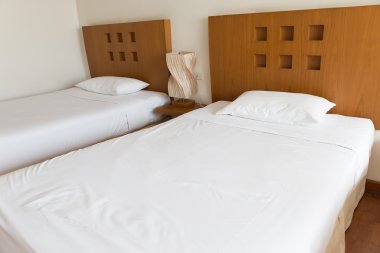 yastık ve yatak otel odasında