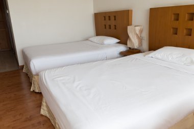 yastık ve yatak otel odasında