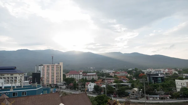 Vue sur la montagne, paysage urbain et la circulation sur la route en soirée pendant s — Photo