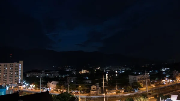Вид на горы, городской пейзаж и движение на дороге в вечернее время — стоковое фото