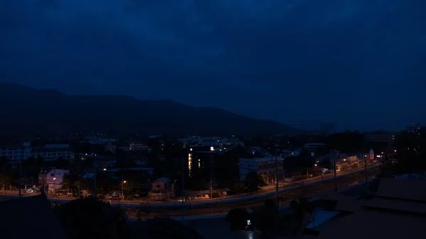 Вид на горы, городской пейзаж и движение на дороге ночью — стоковое фото
