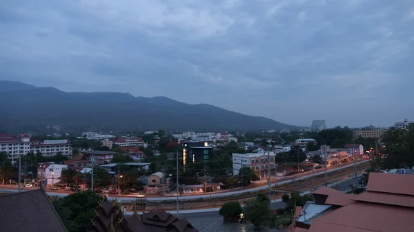 Вид на горы, городской пейзаж и движение на дороге утром — стоковое фото
