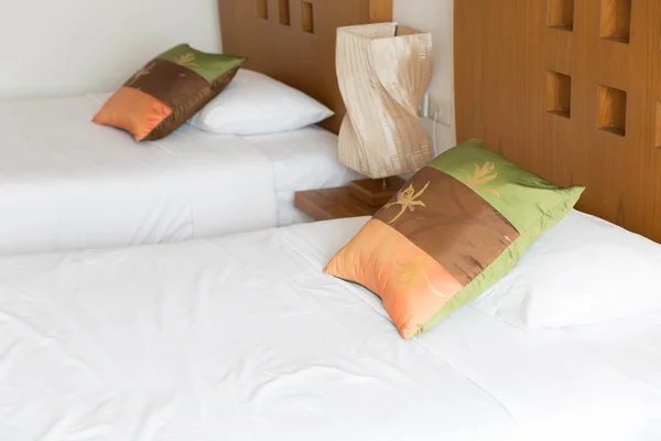 Подушка і ліжко в готельному номері — стокове фото